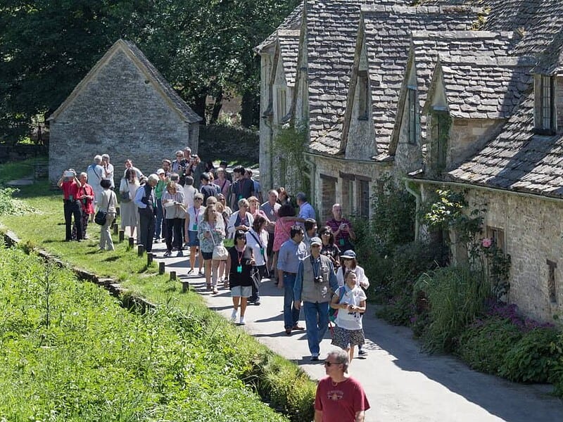 Bibury limitează haosul turistic prin amenzi de parcare care au explodat