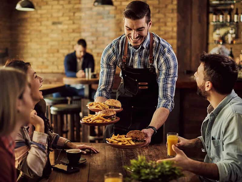 Aproape jumătate dintre patronii din HoReCa iau în calcul reduceri de personal