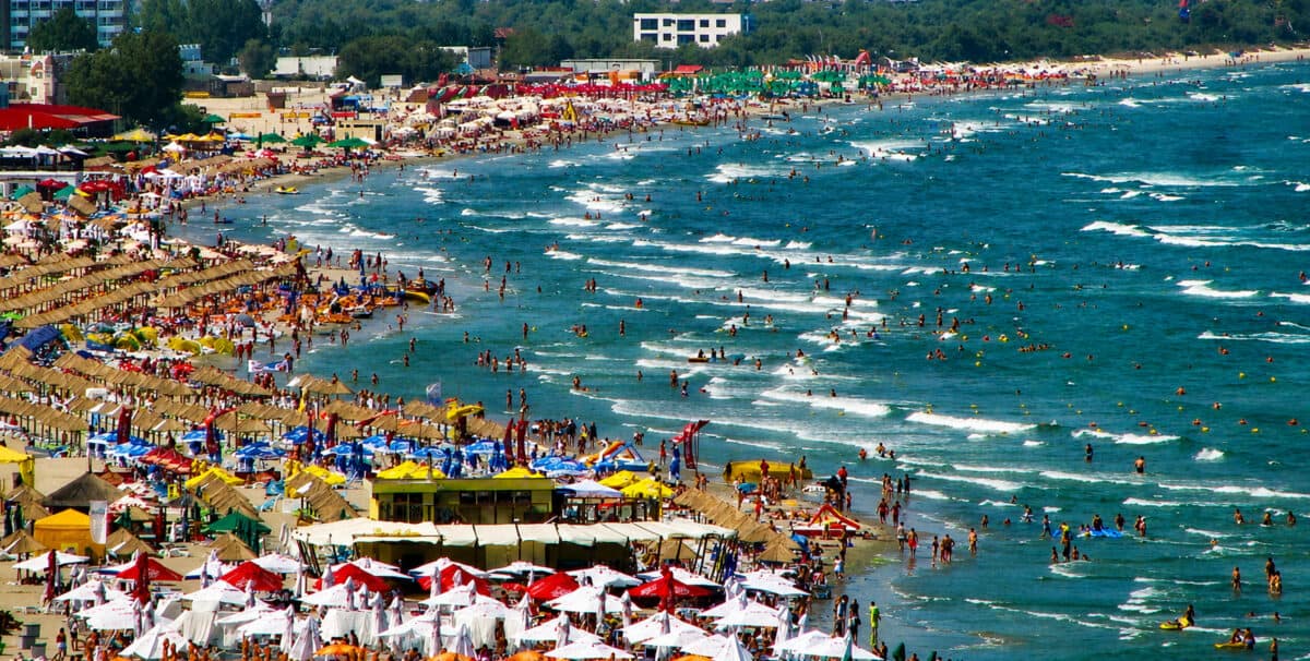 Pe litoral, 52 de amenzi și 12 unități închise în controale sanitare