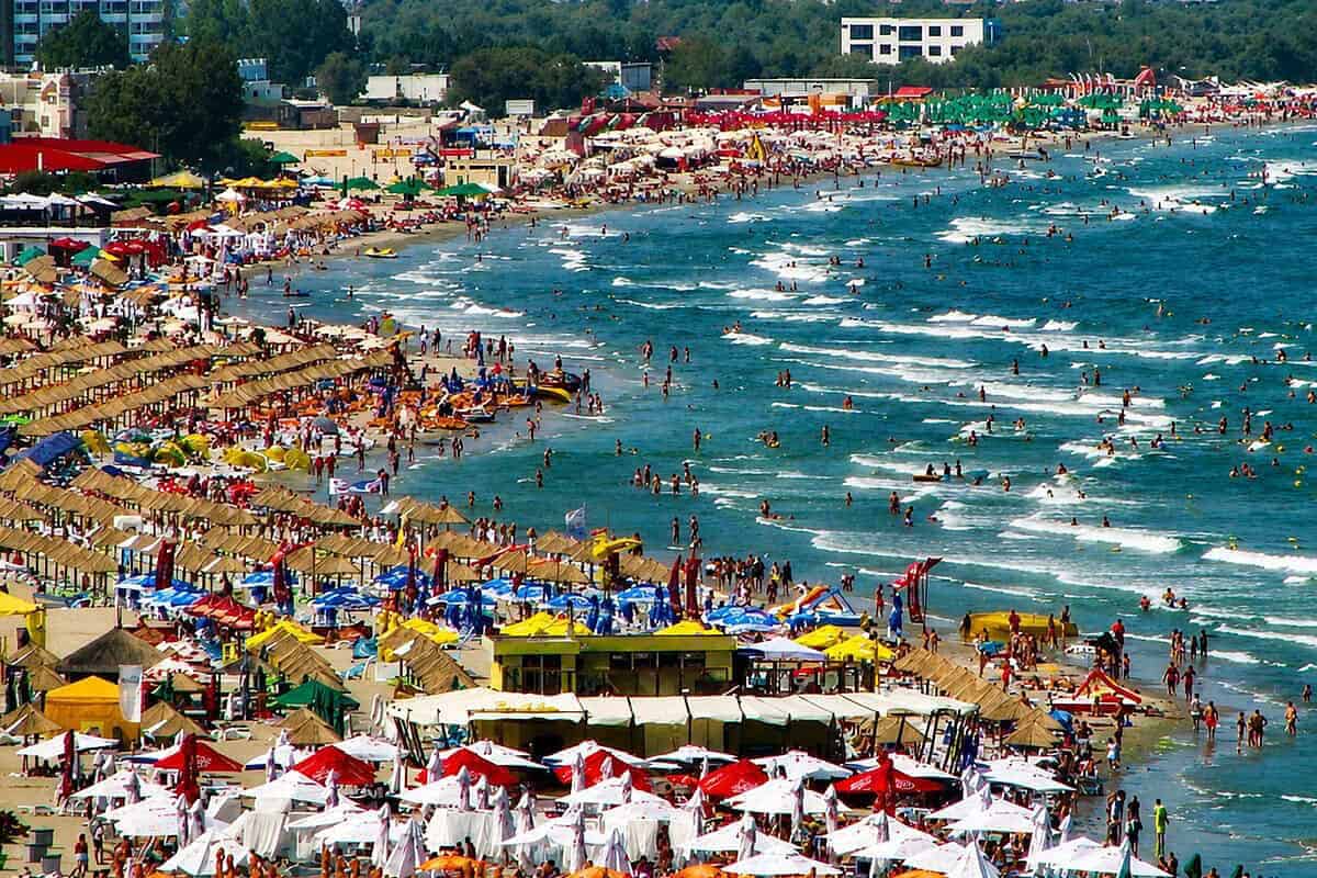 Pe litoral, 52 de amenzi și 12 unități închise în controale sanitare