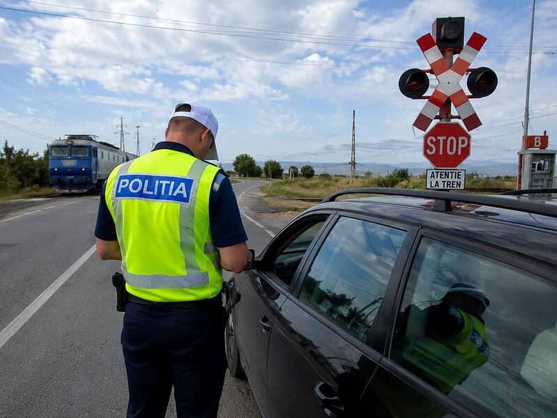 Polițiștii din Tulcea, cu ochii pe șoferi la trecerile de cale ferată. Șase amenzi într-o singură acțiune