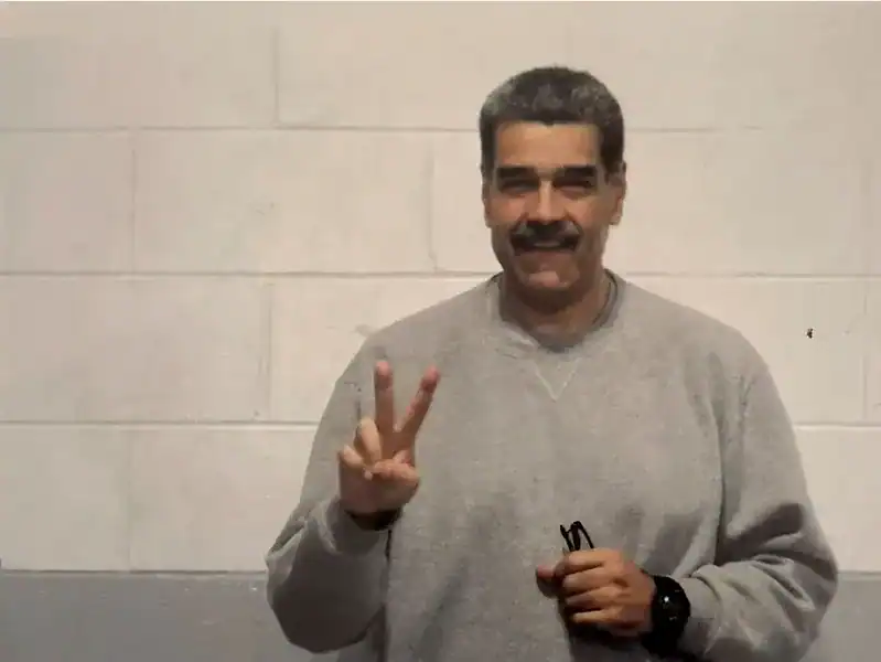 Primele fotografii cu Nicolás Maduro după capturarea în SUA arată liderul în trening gri