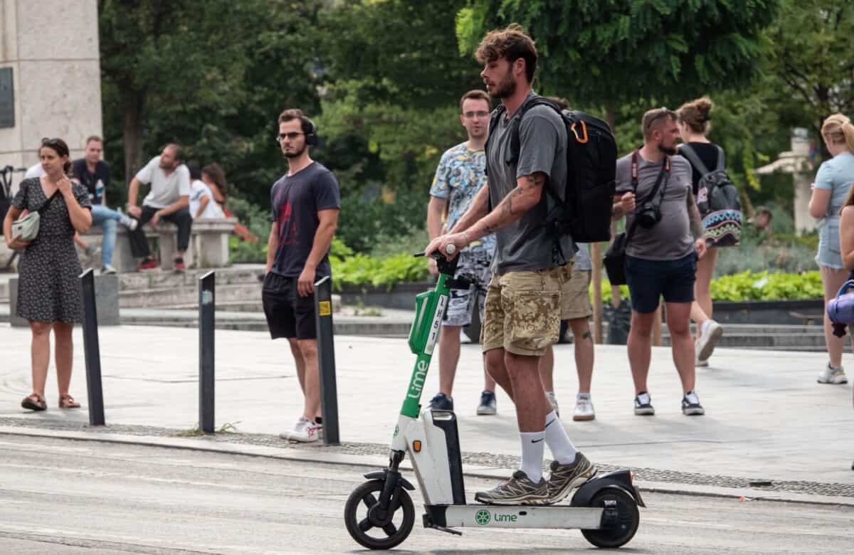Trotinetele electrice cauzeaza de trei ori mai multe traumatisme la cap decat motocicletele