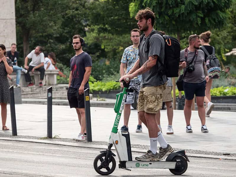 Trotinetele electrice cauzeaza de trei ori mai multe traumatisme la cap decat motocicletele