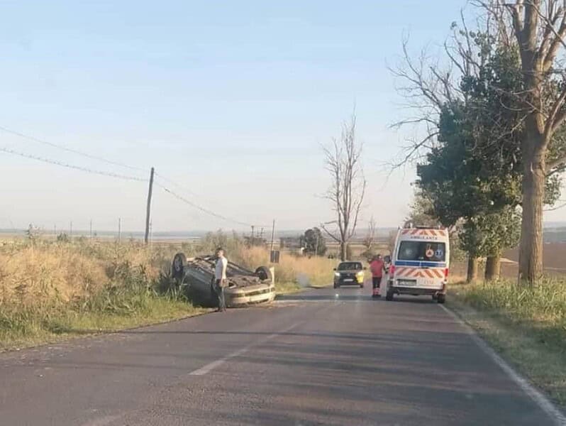 DJ 222, din nou pe lista neagră: mașină răsturnată la Agighiol, doi răniți
