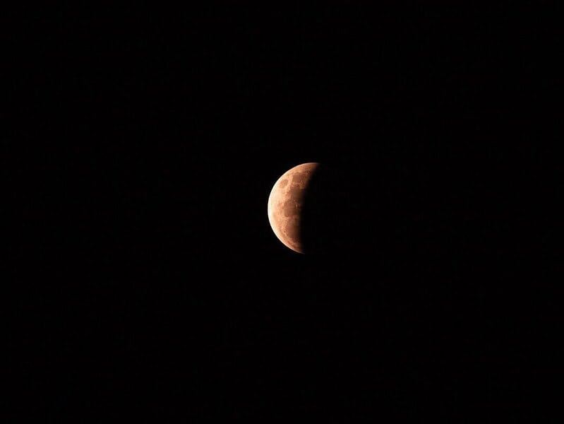Eclipsă parțială de Lună în noaptea de 27 spre 28 august văzută parțial din România