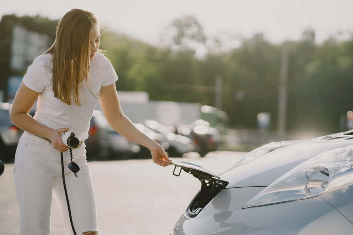 Înmatriculările auto s-au prăbușit în iulie, Dacia Logan rămâne cea mai cumpărată