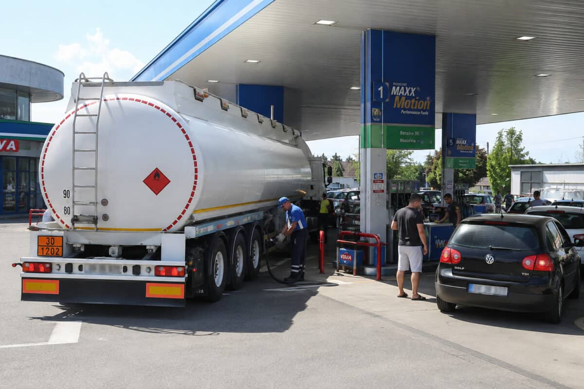 Legea plafonării carburanților a intrat în vigoare, acciza la motorină poate scădea cu până la 25 la sută