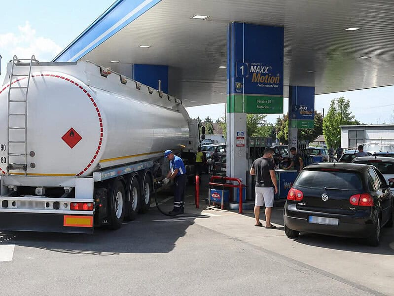 Legea plafonării carburanților a intrat în vigoare, acciza la motorină poate scădea cu până la 25 la sută