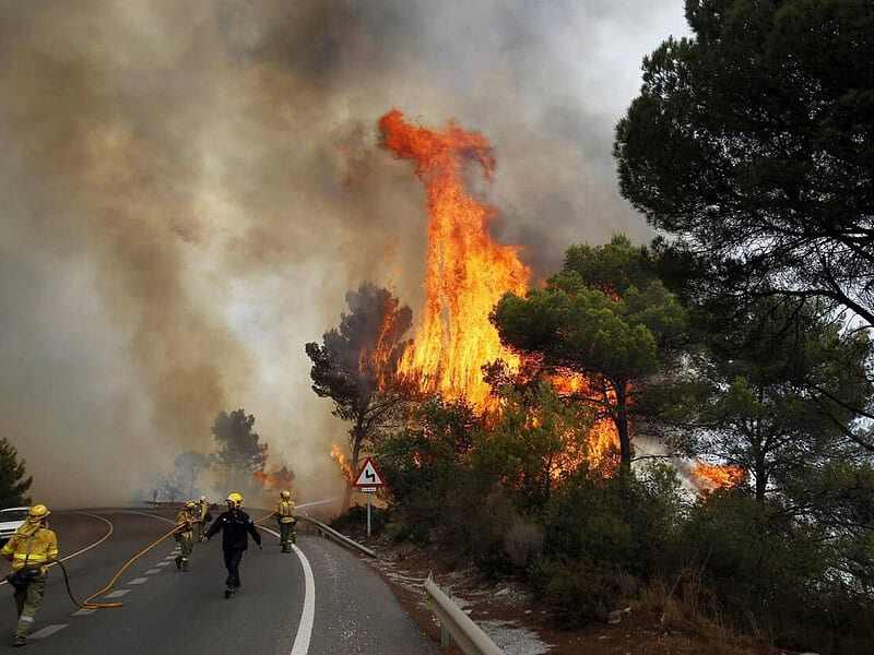 MAE avertizează românii din Valencia asupra codului roșu de incendii de vegetație