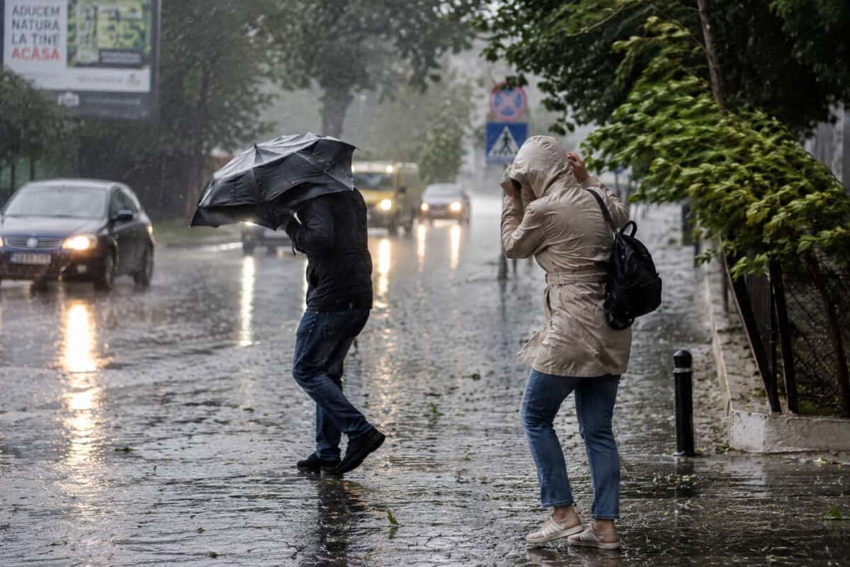 Meteorologii actualizează avertizările cu cod roșu de caniculă și cod portocaliu de furtuni și grindină