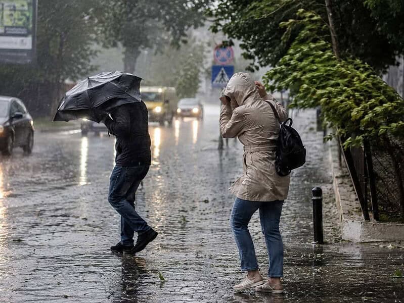 Meteorologii actualizează avertizările cu cod roșu de caniculă și cod portocaliu de furtuni și grindină
