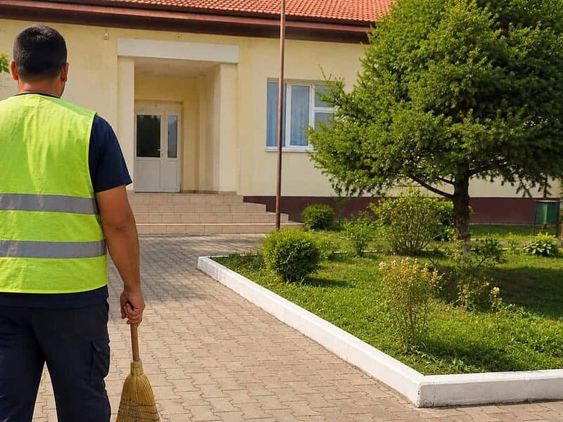 Ești paznic, dar faci de toate! O primărie din Tulcea angajează muncitor multifuncțional