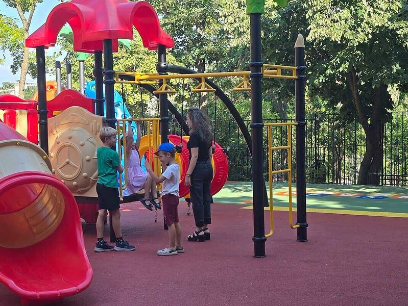 Parcul de pe strada Albatrosului, din nou plin de copii. Locul de joacă a fost refăcut complet/ VIDEO