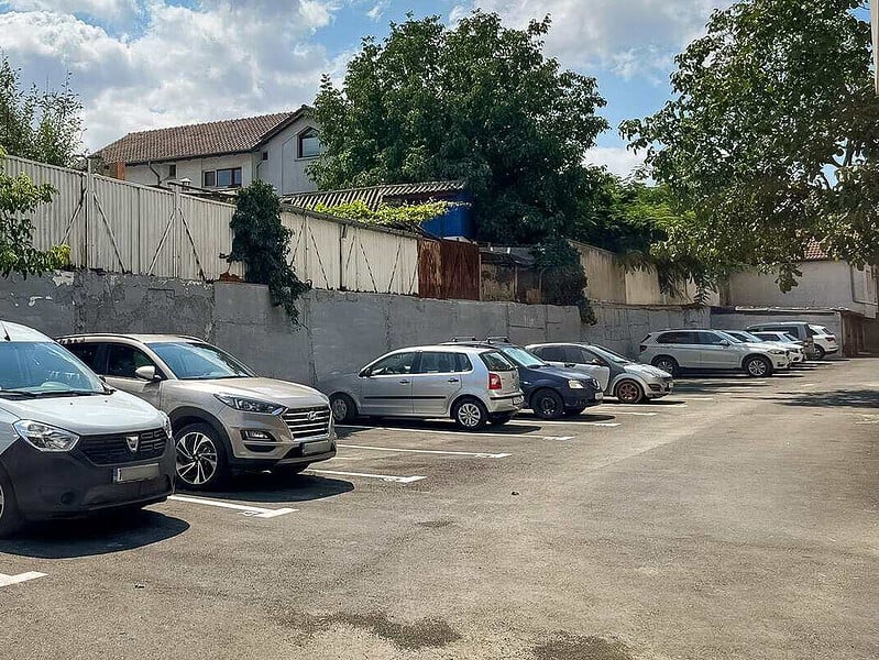 Locuri de parcare scoase la licitație în Tulcea. Cine poate aplica și cât costă