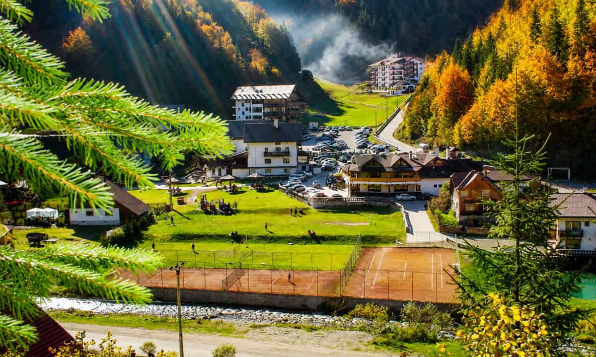 Românii renunță la vacanțele din țară, iar turiștii străini nu compensează scăderea
