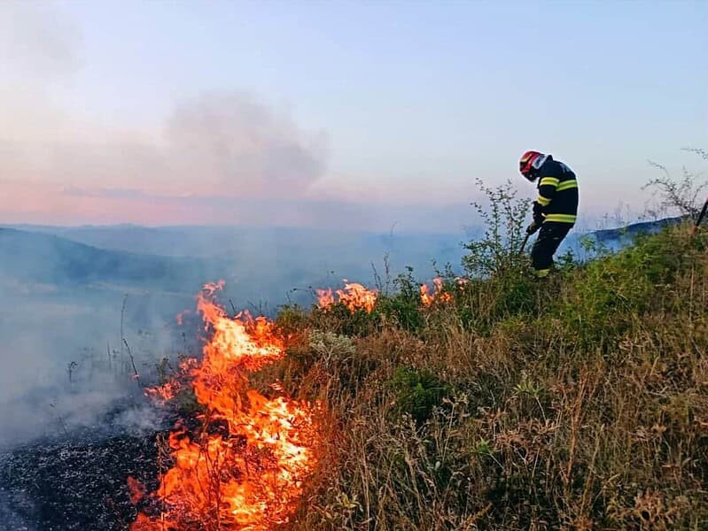 Peste 500 de incendii în weekend, cu 2.300 de hectare arse la nivel național
