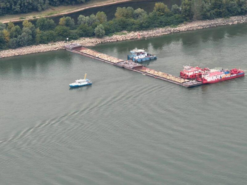 Doi bărbați, suspectați de tentativă de furt la barjele scufundate în Dunăre, duși la audieri