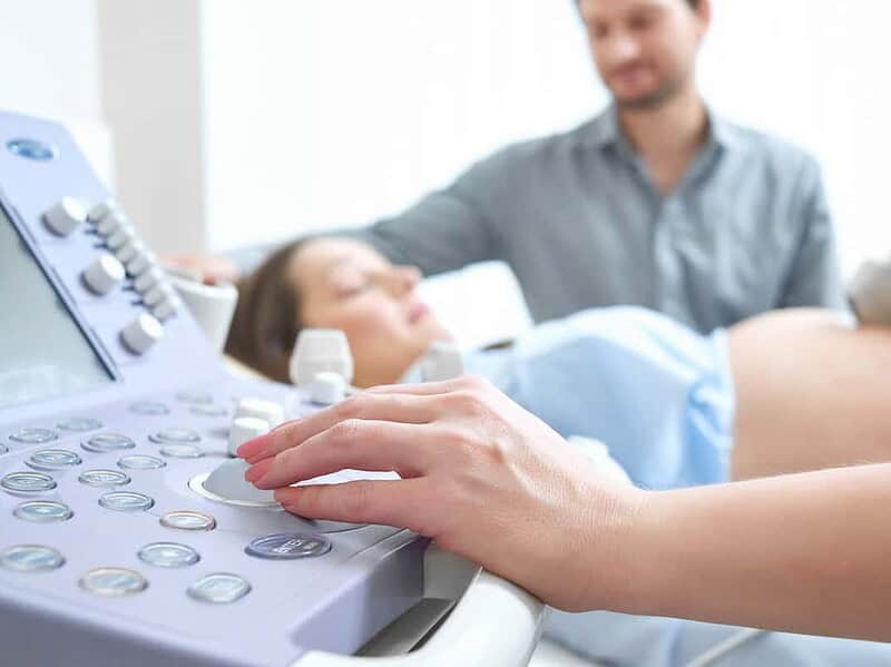 Una din trei mame a născut fără niciun control prenatal în 2025