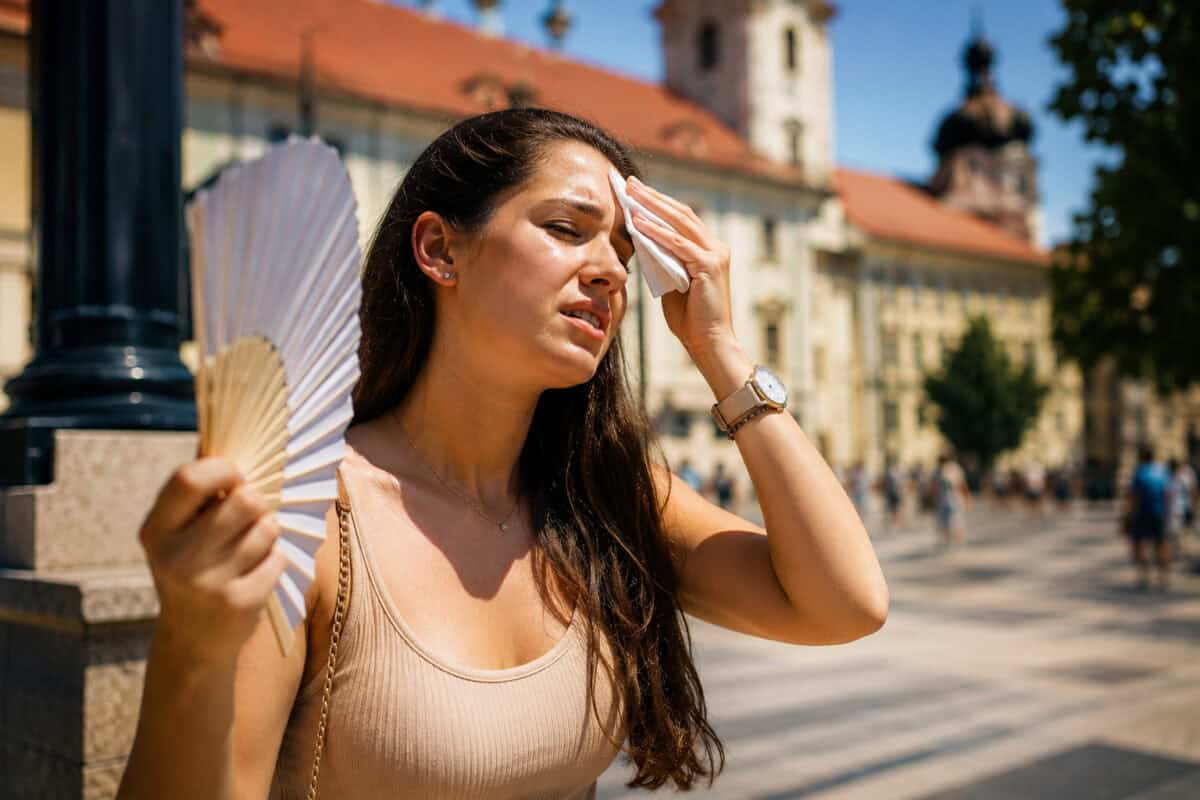 termometru care indică temperaturi ridicate în timpul caniculei din România