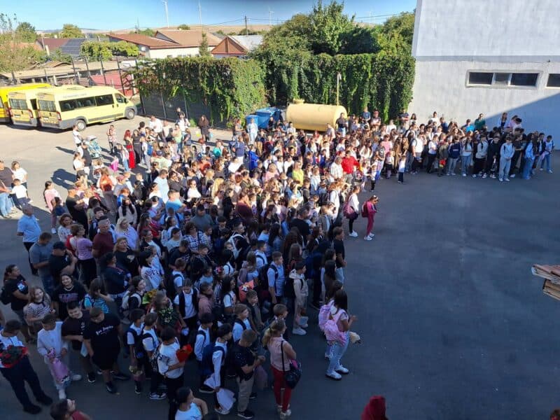 Clopoțelul a sunat din nou la Baia. Emoții mari pentru copii în prima zi de școală / foto