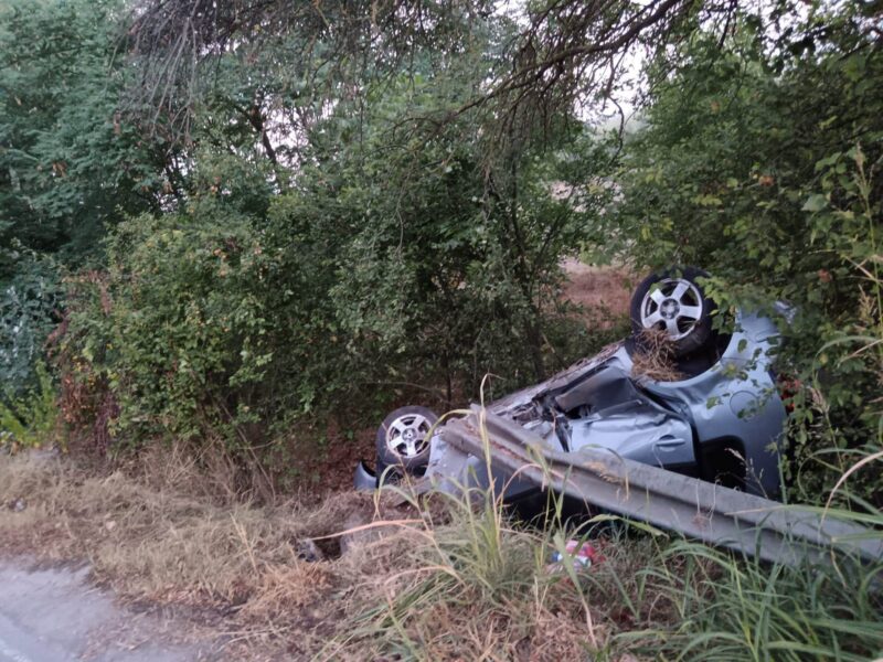 Accident între Nufăru și Malcoci. Mașina s-a răsturnat și a ajuns după parapet