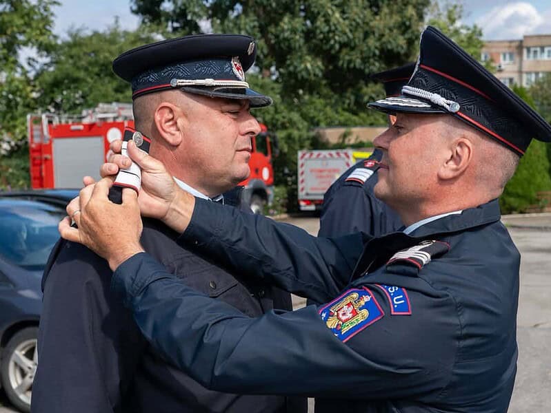 Patru pompieri din Tulcea, avansați înainte de termen. Cine sunt militarii recompensați