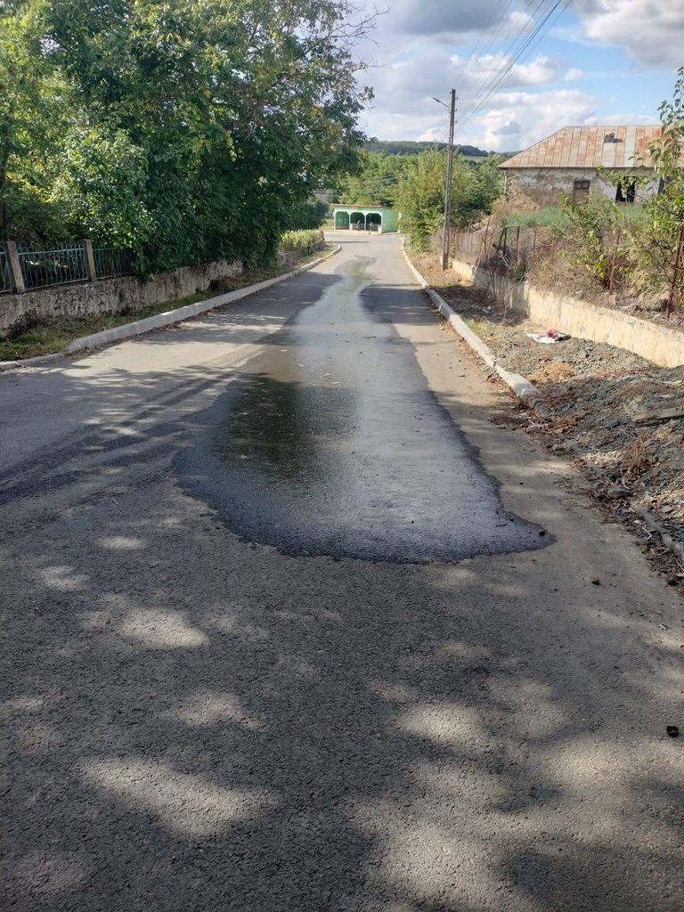 820280251 122137204137247721 6609809057810128114 n 768x1024 1 Probleme la conducta de apă din Telița. Muncitorii au spart carosabilul pentru a ajunge la țeavă / foto