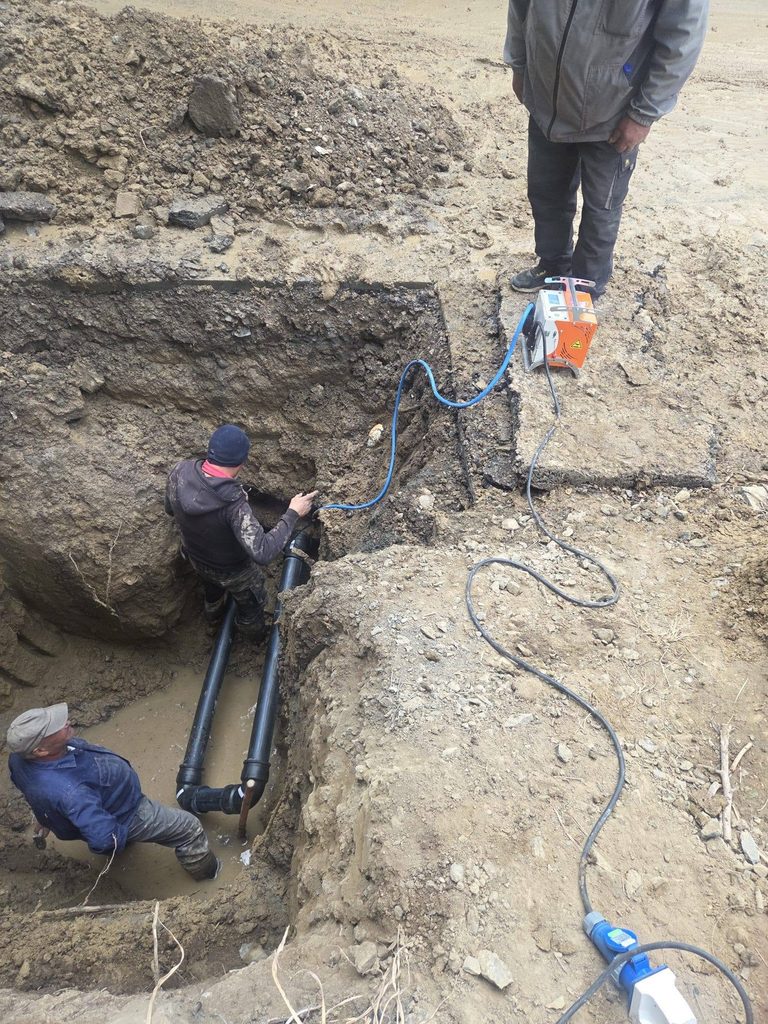 823153463 122137204233247721 65797457857908545 n 768x1024 1 Probleme la conducta de apă din Telița. Muncitorii au spart carosabilul pentru a ajunge la țeavă / foto