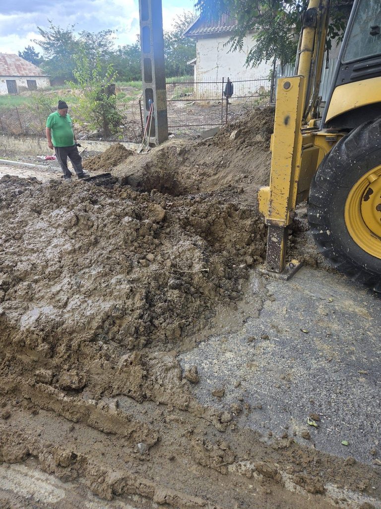 823730049 122137204191247721 2300278574650476539 n 768x1024 1 Probleme la conducta de apă din Telița. Muncitorii au spart carosabilul pentru a ajunge la țeavă / foto