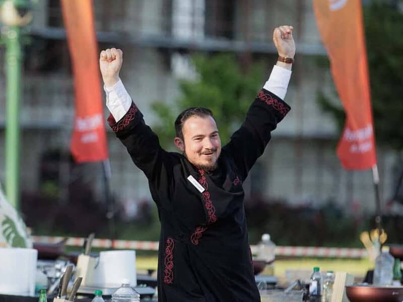Preotul tulcean, mai departe la MasterChef. Din 120 de concurenți au rămas doar 40 / video