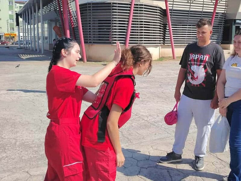 150 de secunde pentru a salva o viață. Voluntarii Crucii Roșii i-au învățat pe tulceni manevra Heimlich