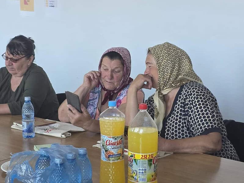„Lecția de butonat” continuă la Sarichioi. Seniorii au trecut la selfie-uri și mesaje