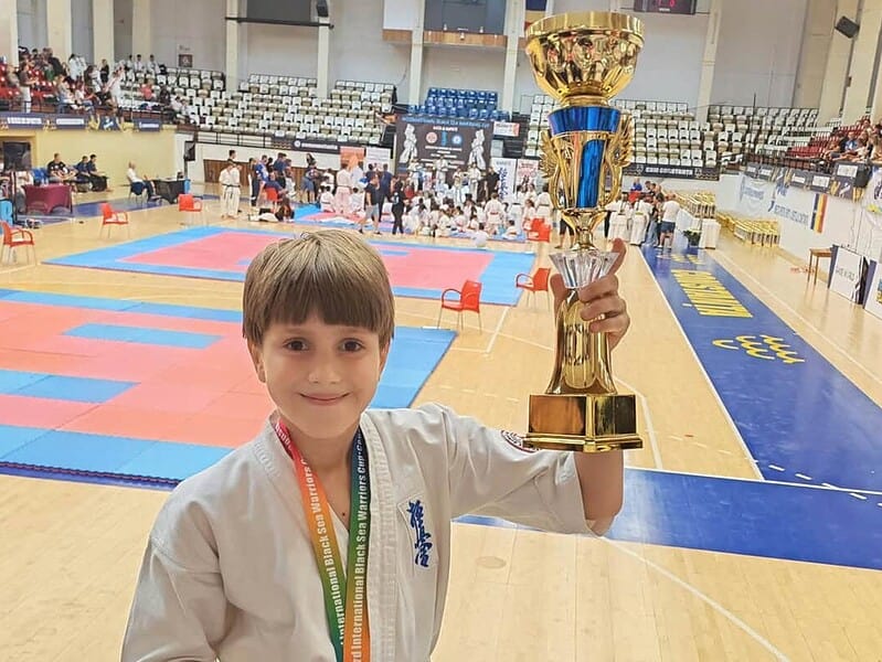 Micul campion din Tulcea! Aaron a câștigat două medalii de aur la karate / foto