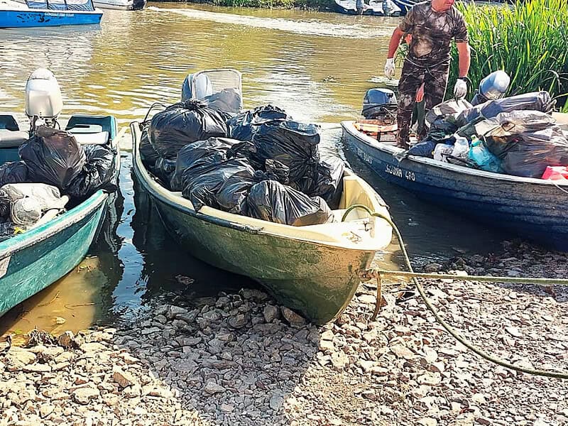 Peste 180 de saci cu gunoaie, strânși din Delta Dunării. Ce au lăsat turiștii în urmă / foto