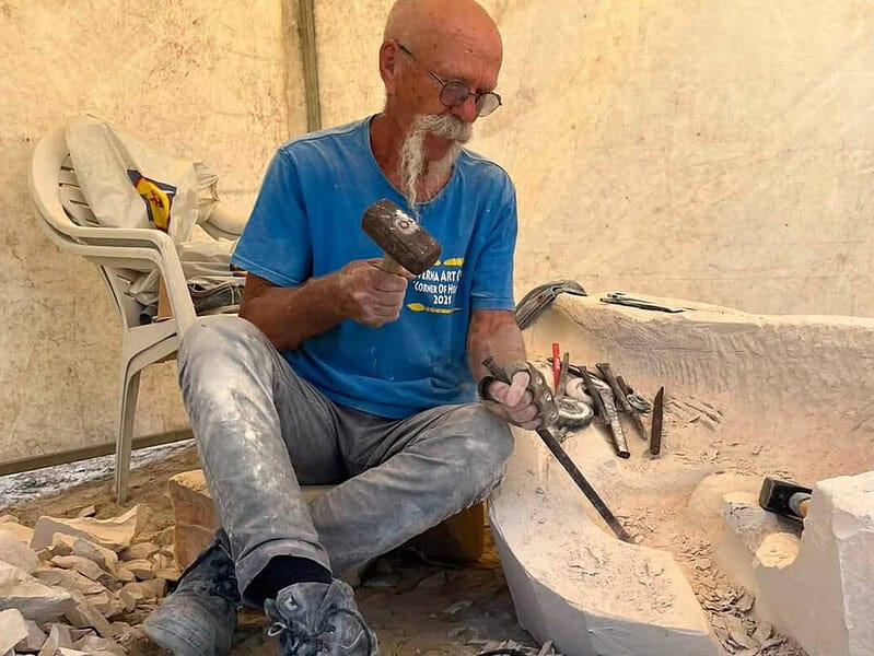 Piatra de Bașchioi prinde viață la Tulcea. Sculpturile realizate la DeltArt Camp rămân la Satul Pescăresc