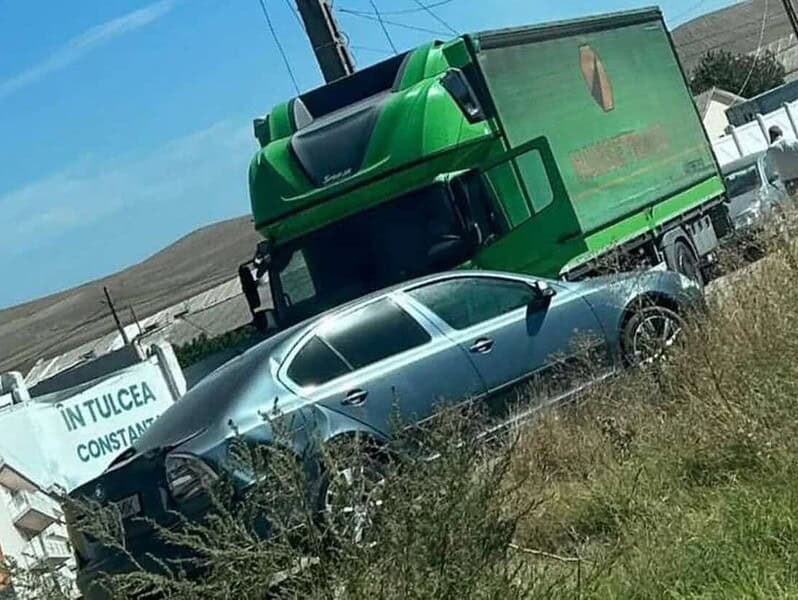 Accident în județul Tulcea. O clipă de neatenție a trimis un șofer la spital / foto