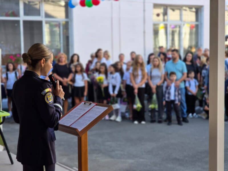 Prima zi de școală, cu polițiști la porți. Echipaje mobilizate în Tulcea / foto