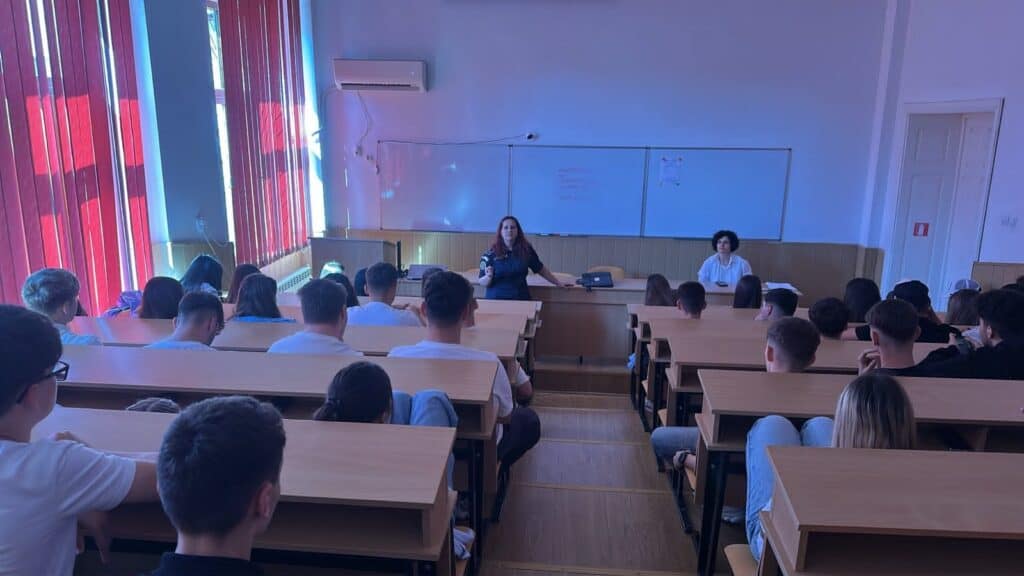 Droguri, abuzuri și pericole online. Polițiștii le-au explicat elevilor cum să se ferească