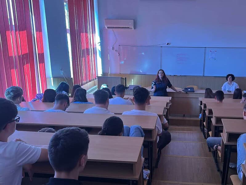 Droguri, abuzuri și pericole online. Polițiștii le-au explicat elevilor cum să se ferească