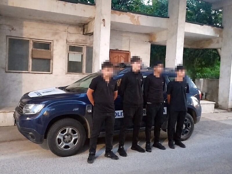 Cinci cetățeni străini, depistați de polițiștii de frontieră după ce au intrat ilegal în România / foto