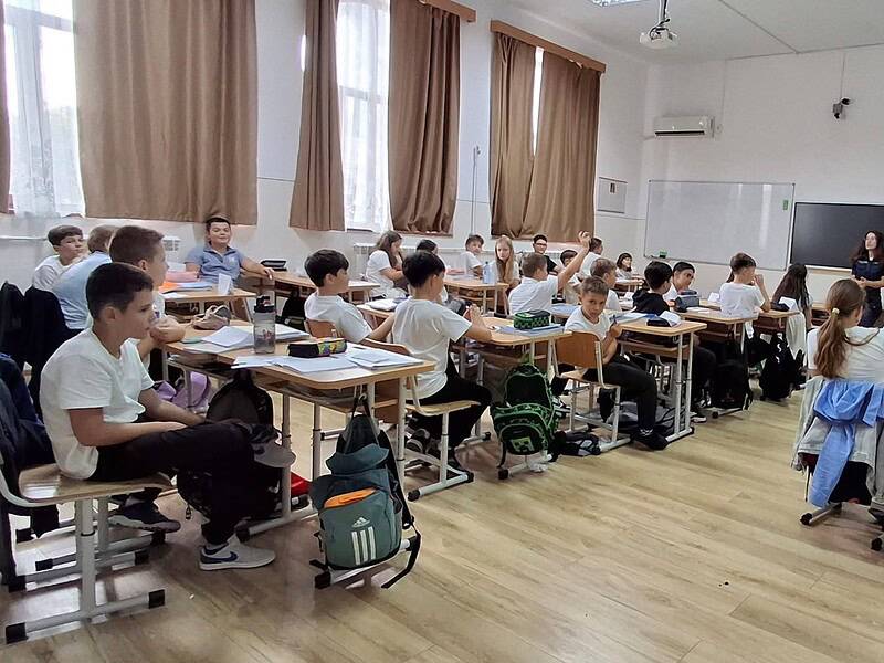 Polițiștii tulceni, față în față cu elevii. Tinerii au aflat ce riscuri îi pândesc și în mediul online