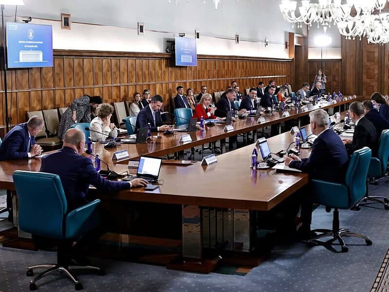 Austeritate pentru români, Palatul Victoria cheltuie milioane pe mese și transport