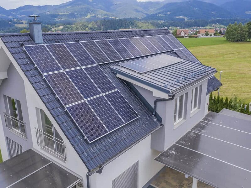 Programul de finanțare pentru baterii solare ar putea demara în octombrie