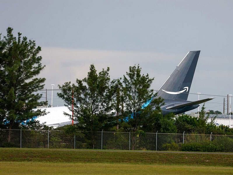 Cinci morți după ce avion cargo Amazon a ieșit de pe pistă la Miami și a lovit mai multe mașini