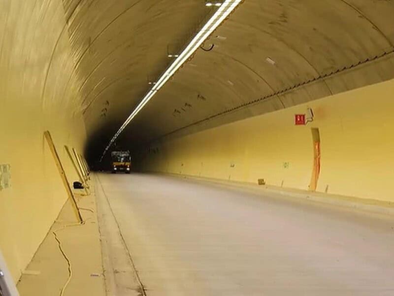 Primul tunel forat de autostradă din România intră în faza de testare la Momaia