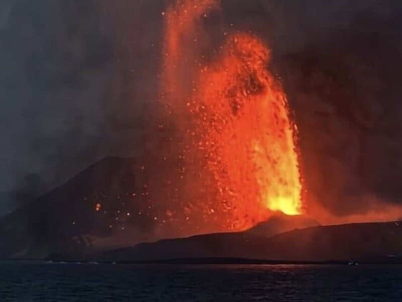 Vulcanul Anak Krakatau din Indonezia a închis opt aeroporturi, 170.000 de pasageri blocați