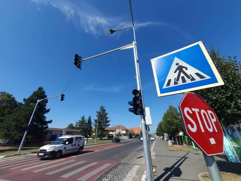 Obiceiul șoferilor la semafor care poate deteriora ambreiajul și gasa la buzunar