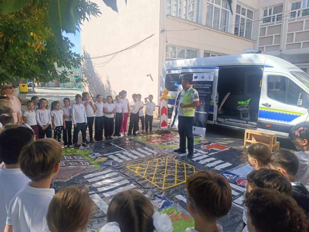 Polițiștii rutieri au intrat în școlile din Tulcea. 122 de copii, lecții direct din trafic