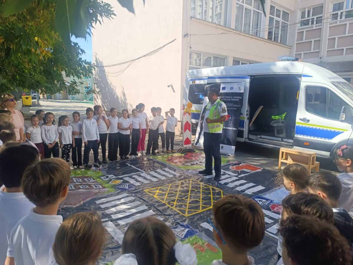 Polițiștii rutieri au intrat în școlile din Tulcea. 122 de copii, lecții direct din trafic